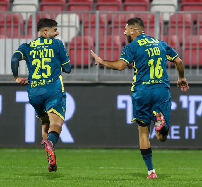 מוחמד שכר, איאד חלאילי שחקני מכבי בני ריינה חוגגים