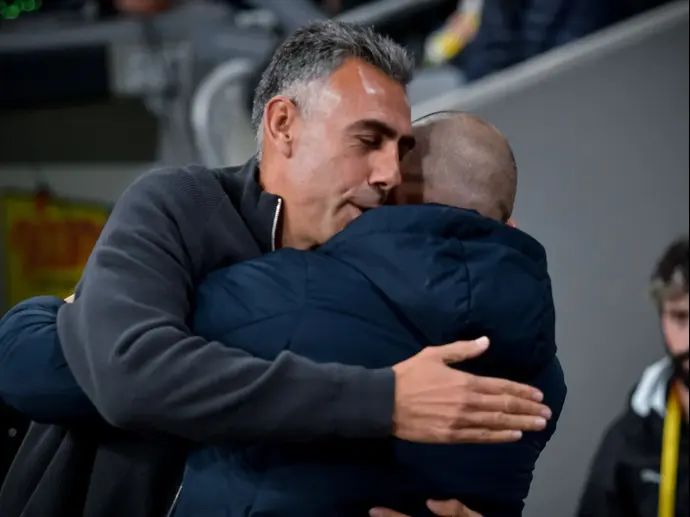 מאמן עירוני טבריה אלירן חודדה מחבק את לאזטיץ'