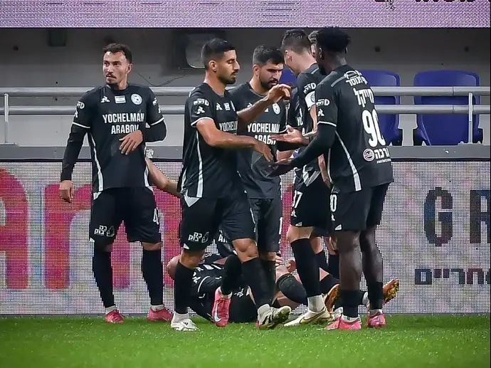 שחקני עירוני טבריה חוגגים את השוויון של פיטר מייקל מול מכבי ת"א