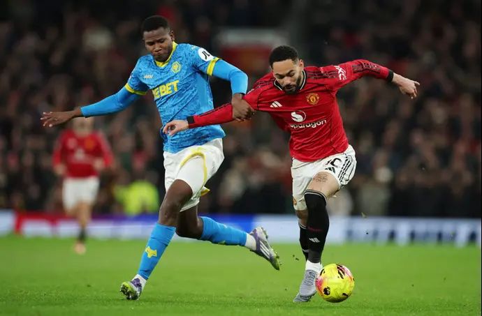 מתאוס קוניה שחקן מנצ'סטר יונייטד מול ג'רסון מוסקרה שחקן וולבס