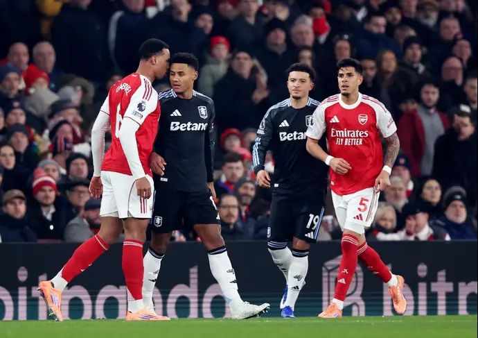 אולי ווטקינס שחקן אסטון וילה בעימות עם גבריאל שחקן ארסנל