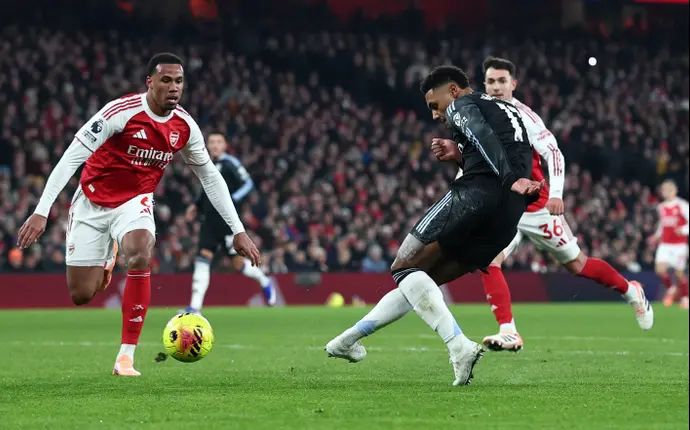 אולי ווטקינס שחקן אסטון וילה מחמיץ מול ארסנל