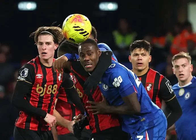 טרבו צ'אלובה שחקן צ'לסי מול אלכס סמית' שחקן בורנמות'