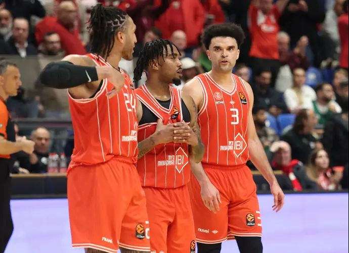 אלייז'ה ברייאנט, איש ווינרייט, כריס ג'ונס, הפועל תל אביב