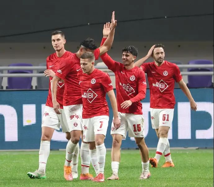 שחקני הפועל תל אביב חוגגים עם רוי קורין