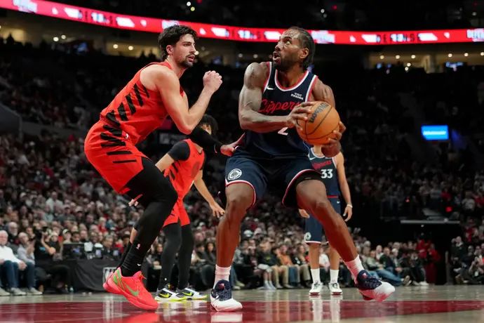 שחקן פורטלנד טרייבלייזרס דני אבדיה שומר על שחקן לוס אנג'לס קליפרס קוואי לאונרד