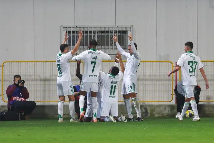 שחקני מכבי חיפה חוגגים