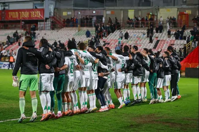 שחקני מכבי חיפה חוגגים