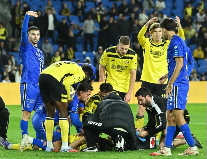 שחקן מכבי נתניה עוז בילו מקבל טיפול