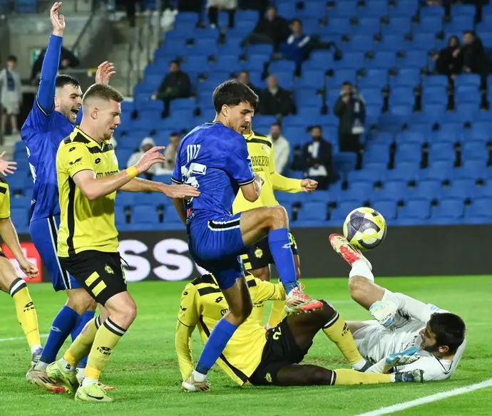 שוער מכבי נתניה עומר כץ מול שחקן הפועל פתח תקוה שחר רוזן