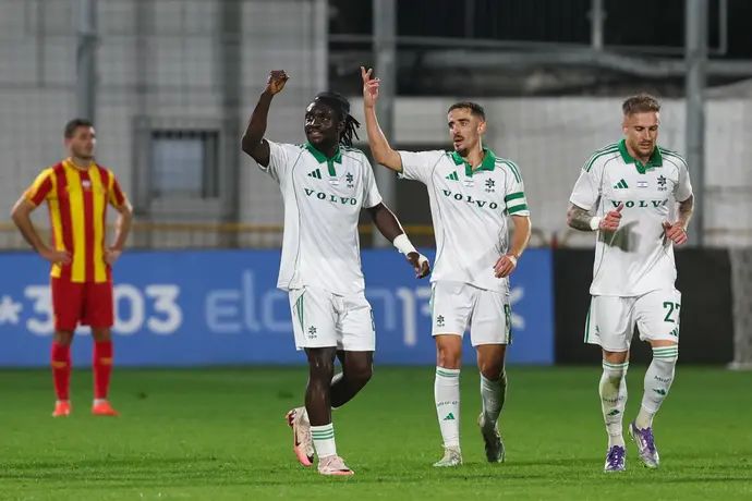 פייר קורנו, דולב חזיזה שחקני מכבי חיפה חוגגים עם פיטר אגבה