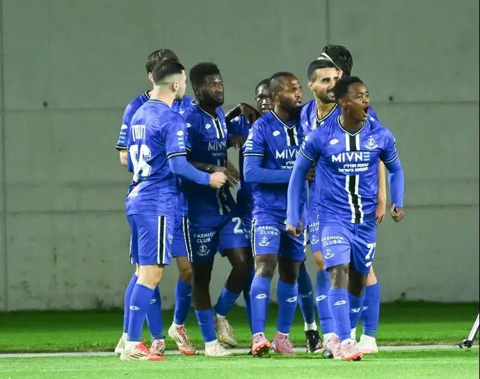 שחקני הפועל פתח תקוה חוגגים עם ג'יימס אדניי