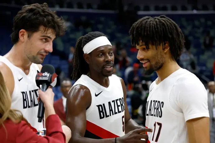 שחקן פורטלנד טריילבלייזרס דני אבדיה לצד ג'רו הולידיי