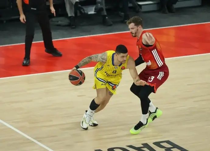 איפה לונדברג שחקן מכבי תל אביב מול אנדראס אובסט שחקן באיירן מינכן