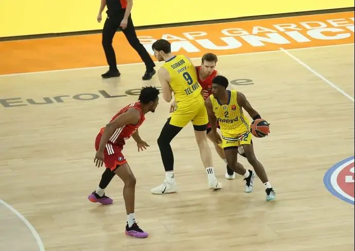 ג'ימי קלארק, רומן סורקין שחקני מכבי תל אביב מול באיירן מינכן