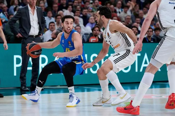 שחקן מכבי תל אביב תמיר בלאט, מול שחקן ריאל מדריד, פקונדו קמפאסו