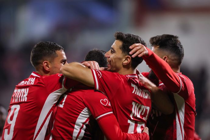 דן ביטון ושחקני הפועל באר שבע חוגגים