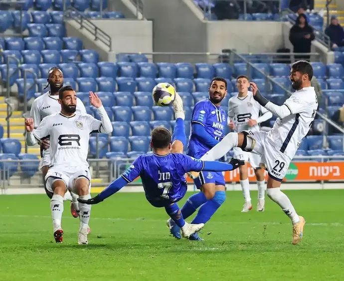 שחקן הפועל פתח תקוה, שביט מזל, כובש במספרת מול בני ריינה