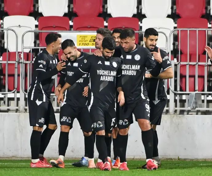 אלי בלילתי ושחקני עירוני טבריה חוגגים