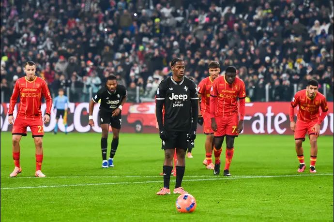 ג'ונתן דייוויד, שחקן יובנטוס, מחמיץ פנדל מול לצ'ה