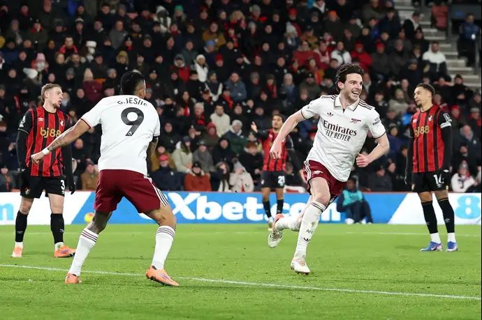 דקלן רייס חוגג עם שחקני ארסנל