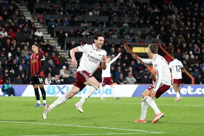 דקלן רייס חוגג עם שחקני ארסנל