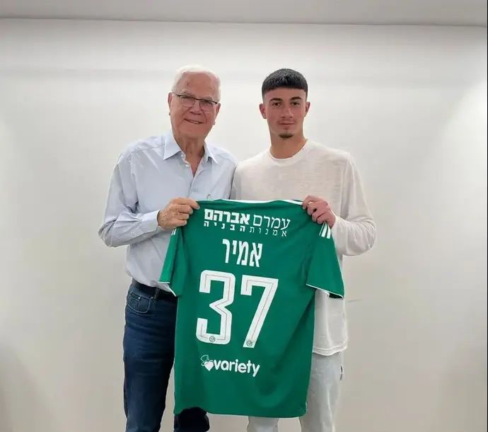 נשיא מכבי חיפה, יעקב שחר, עם שחקן הקבוצה אלעד אמיר