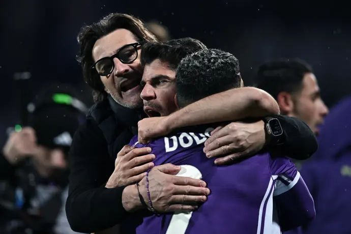 מנור סולומון שחקן פיורנטינה חוגג עם המגן דודו ועם המאמן פאולו ואנולי