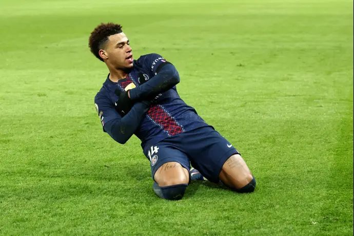 דזירה דואה שחקן פריז סן ז'רמן חוגג שער