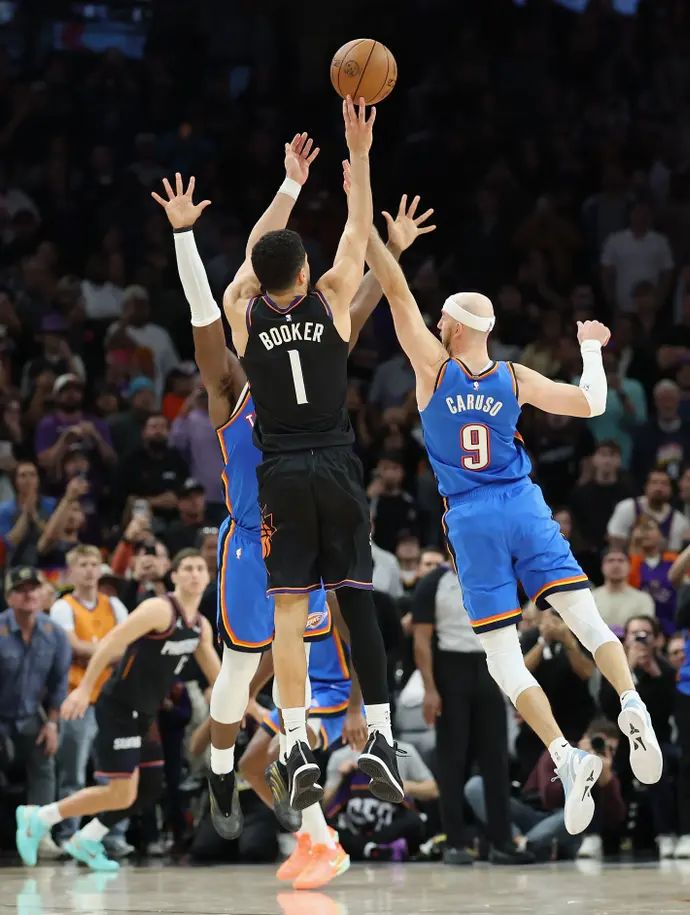 כוכב פיניקס סאנס דווין בוקר קולע סל ניצחון מול אוקלהומה סיטי