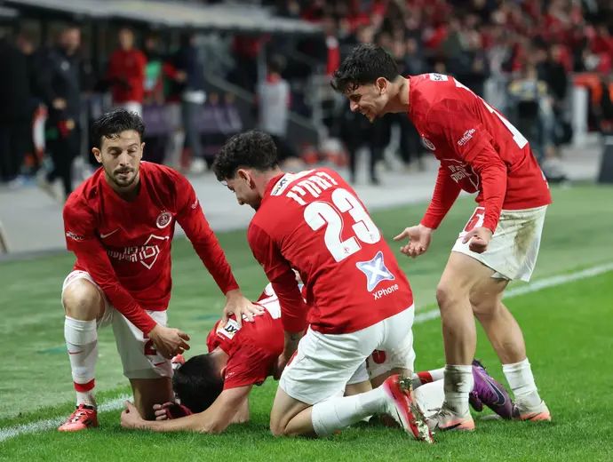 שחקני הפועל תל אביב חוגגים