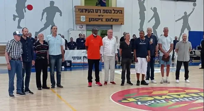 בתמונה משמאל לימין: קמיל דירקס, רון דירקס (בנו), חיים גיל, אמיר בינו, ארל ויליאמס, משה זילברמן, אפי בירנבויים, הרולד קילינד, מייק קרטר, גרג קורנליוס וחן שניידרמן