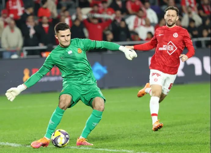 קרול ניימצ'יצקי שוער מ.ס. אשדוד לפני עומרי אלטמן שחקן הפועל תל אביב