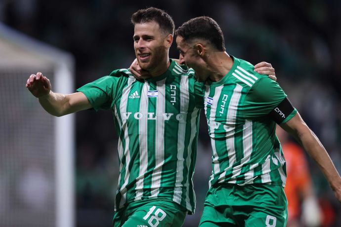 גיא מלמד חוגג עם דולב חזיזה, שחקני מכבי חיפה