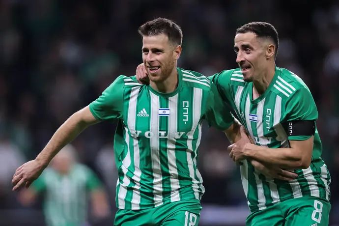 גיא מלמד חוגג עם דולב חזיזה, שחקני מכבי חיפה