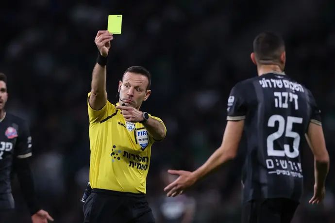 אוראל גרינפלד מרחיק את סאנה גומס מגן הפועל חיפה