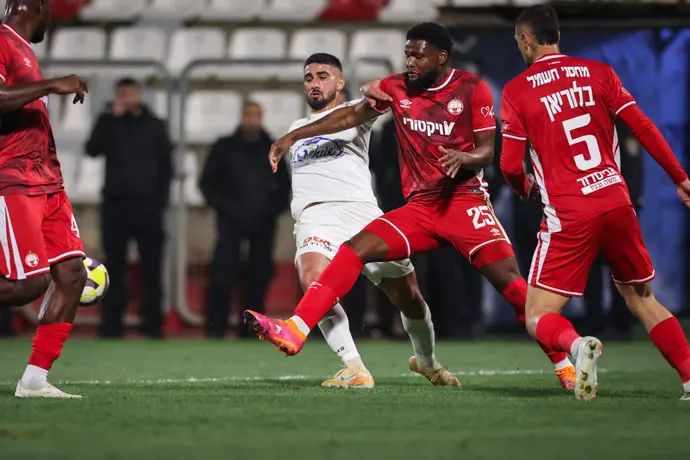 שחקן הפועל באר שבע לוקאס ונטורה, מול ג'ובייר בושנאק, בני סכנין