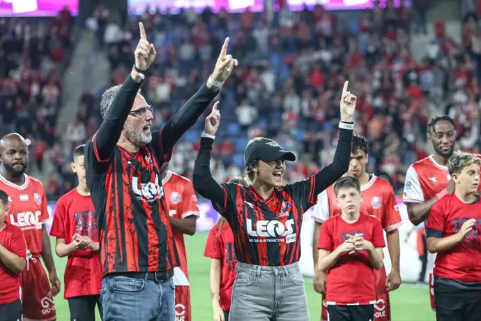 שורדת השבי רומי גונן עם אביה איתן גונן במשחק של הפועל חיפה נגד מכבי תל אביב