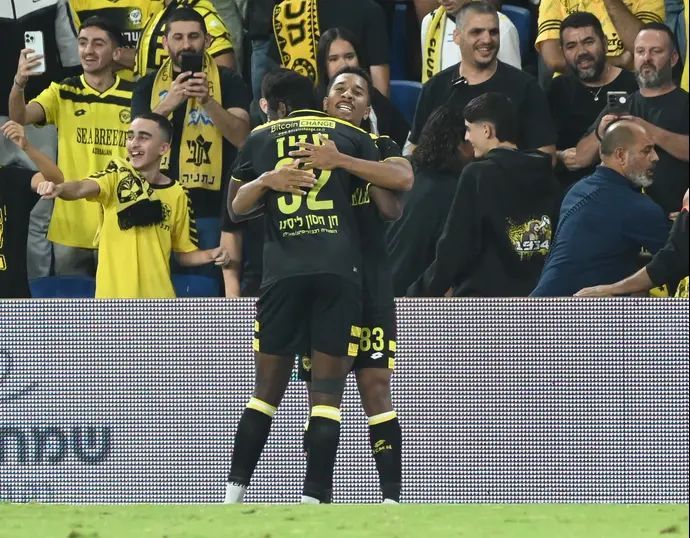 עזיז ווטארה חוגג עם מתאוס דאבו, מכבי נתניה