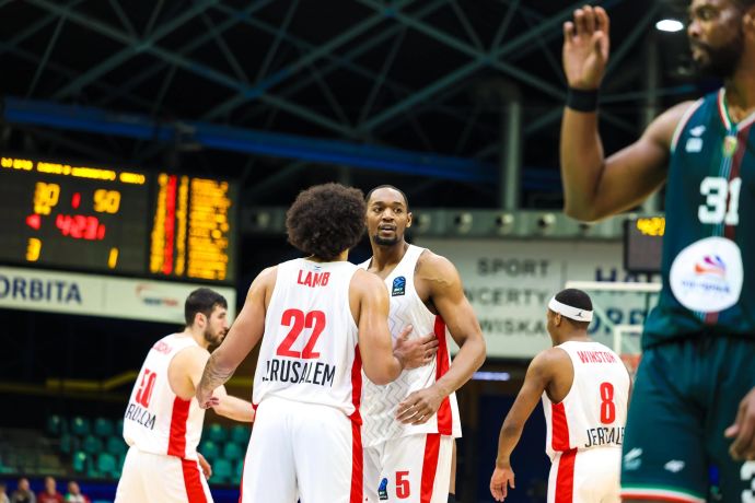 אוסטין וויילי, שחקן הפועל ירושלים, עם אנתוני לאמב