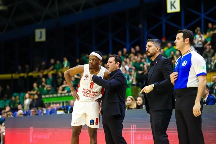 שחקן הפועל ירושלים קשיוס ווינסטון עם המאמן יונתן אלון