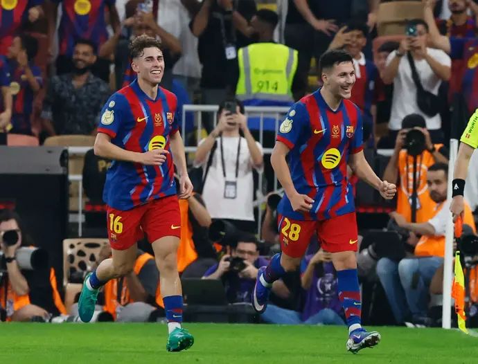 רוני ברדג'י שחקן ברצלונה חוגג שער, מאחוריו פרמין לופס