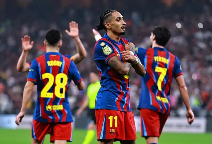 ראפיניה שחקן ברצלונה חוגג שער