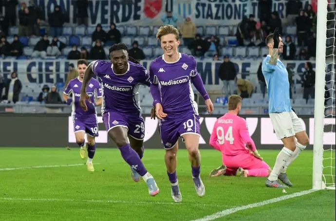 אלברט גודמונדסון חוגג עם מואיז קן, מאחוריהם מנור סולומון שחקני פיורנטינה