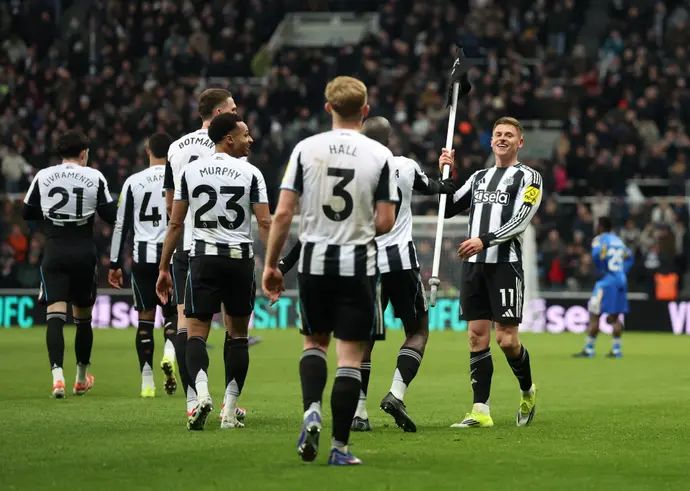 הארווי בארנס שחקן ניוקאסל חוגג שער