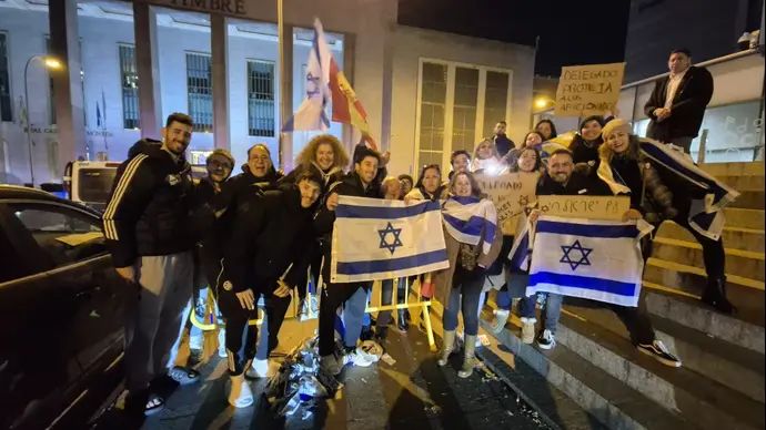 אוהדים ישראלים/יהודים מביעים תמיכה במכבי תל אביב אחרי האימון במדריד