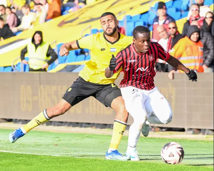 סדריק דון שחקן הפועל ירושלים לפני כרם ג'אבר שחקן מכבי נתניה