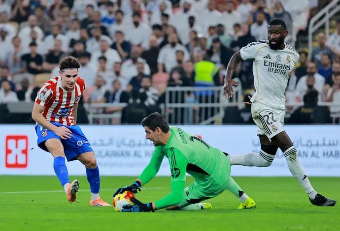 טיבו קורטואה שוער ריאל מדריד מקדים את חוליאן אלברס שחקן אתלטיקו מדריד. אנטוניו רודיגר משקיף