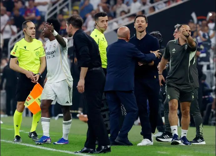 צ'אבי אלונסו מאמן ריאל מדריד כועס, משמאלו ויניסיוס