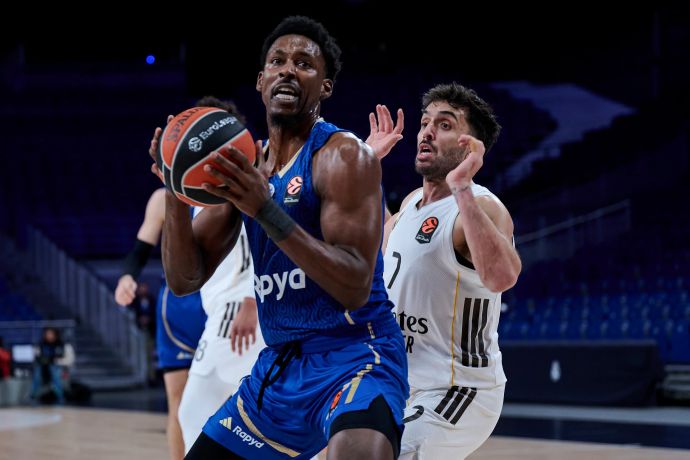 שחקן מכבי תל אביב, ג'יילן הורד, מול שחקן ריאל מדריד, פקונדו קמפאסו